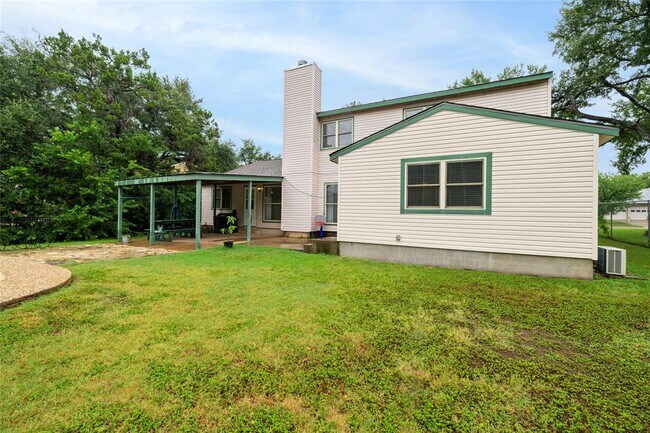 Building Photo - 1702 Oakridge Dr