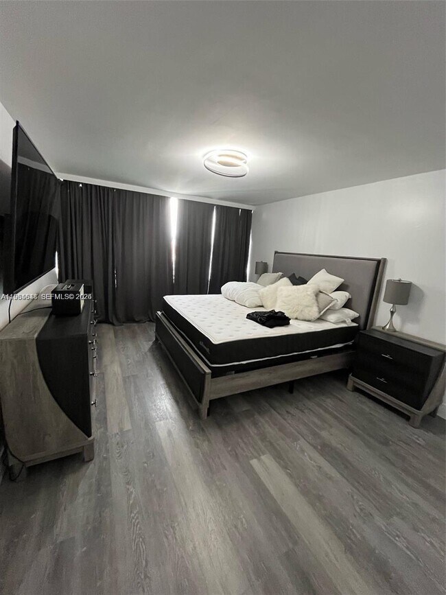 Building Photo - 18071 Biscayne Blvd