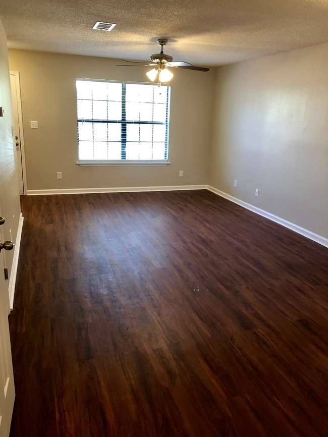 2x2.5 Townhome Living room - Hillwood Apartments