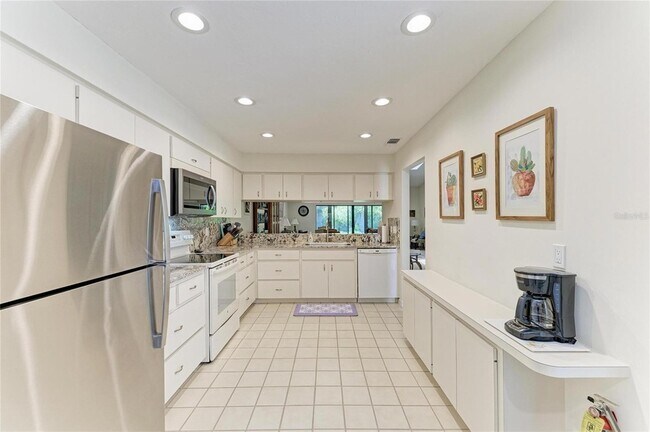 Building Photo - 3946 Wilshire Cir E