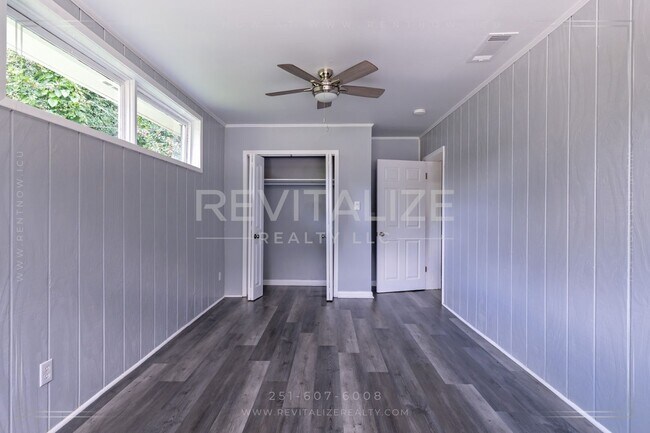 Building Photo - Charming 3-Bedroom Home with Unique Dual E...