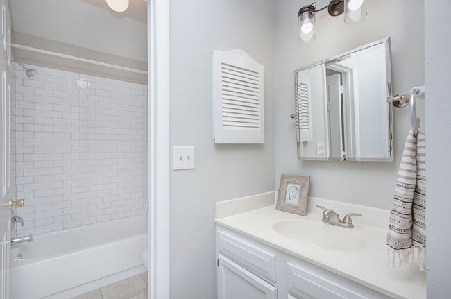 Building Photo - Discover this beautifully updated Raintree townhome featuring an open floor plan and a range of c...
