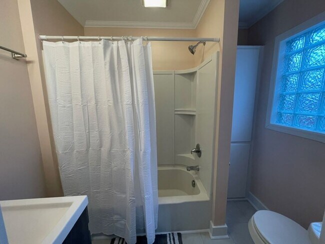 Building Photo - Newly Renovated 2 Bedroom Duplex