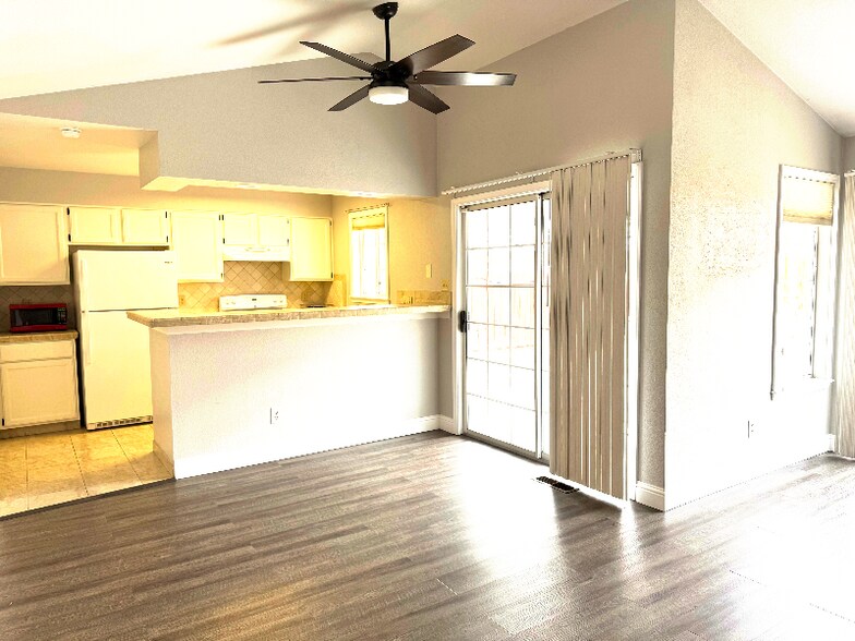 Building Photo - 3372 Bonnivew Dr