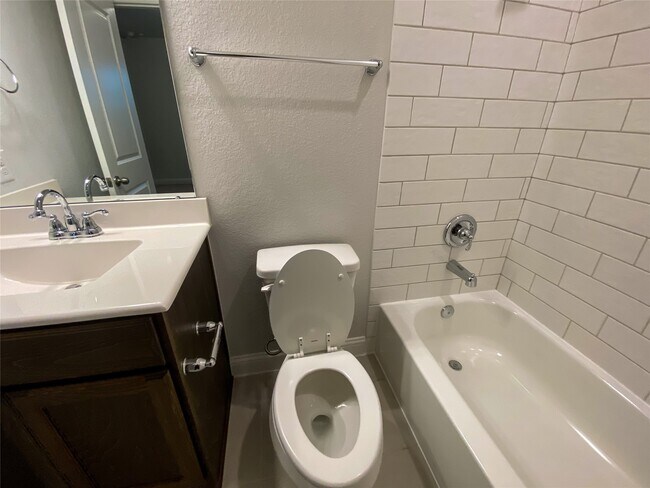 Building Photo - 10011 Serenity Grv Dr