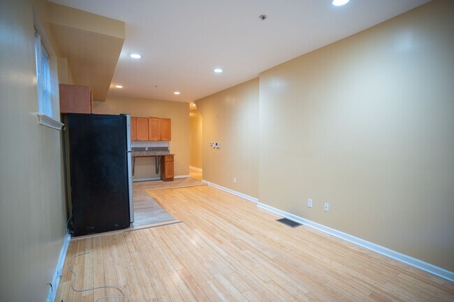 Building Photo - 5004 Spruce St