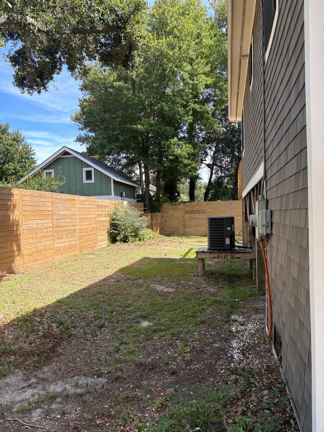 Building Photo - Available now for 12 month lease! 2150 per...