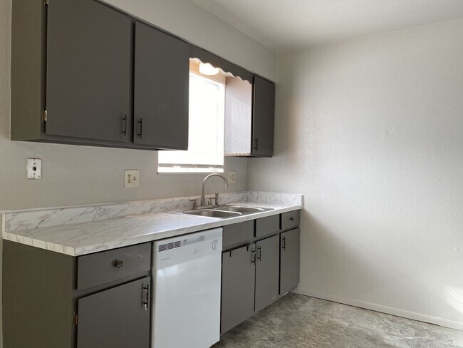 Building Photo - Cozy 3 Bed/1.5 Bath Duplex with Fenced Yard and 1 Car Garage