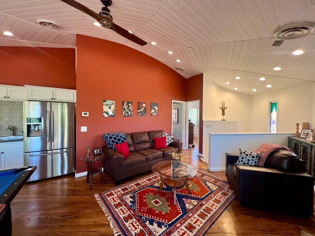 Building Photo - 335 Foothills S Dr