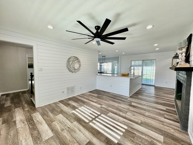 Building Photo - READY NOW!! Updated 5-Bedroom Home w/Fenced Backyard, Attached Garage  & Sunroom - Pet Friendly!