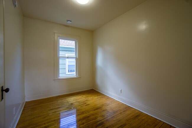 Building Photo - Apartment with Hardwood Floors Near Food C...