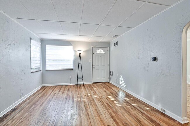 Building Photo - Two Bedroom Home for UC Students for This Year and Next!