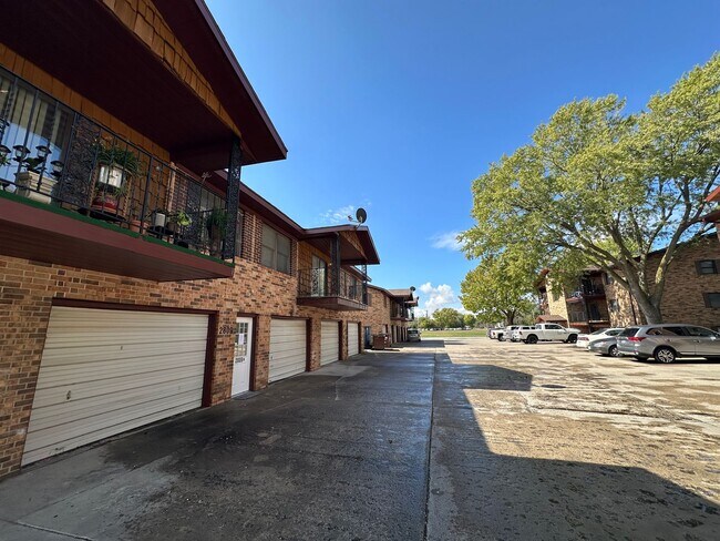 Building Photo - 2805 10th Ave N