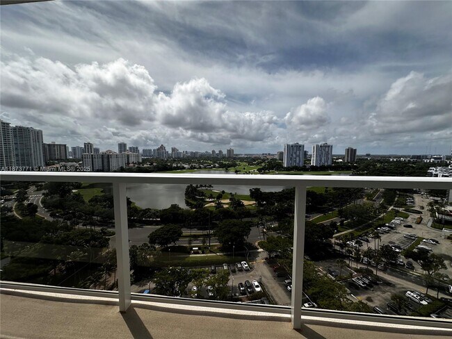 Building Photo - 3731 N Country Club Dr