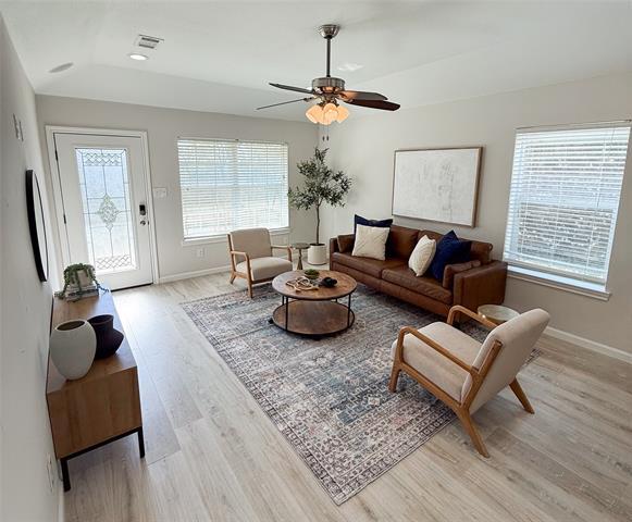 Building Photo - 901 W Munson St