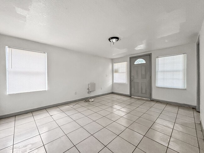 Building Photo - Spacious Tampa Home for Rent | Great Location & Large Yard! 3bed |2bath