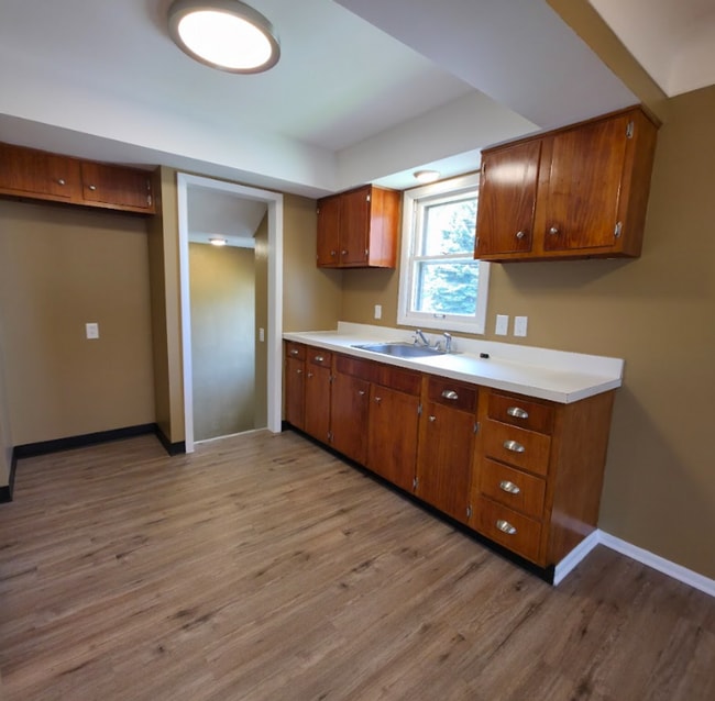 Building Photo - Single Family Home 3 beds 1 bath Available...
