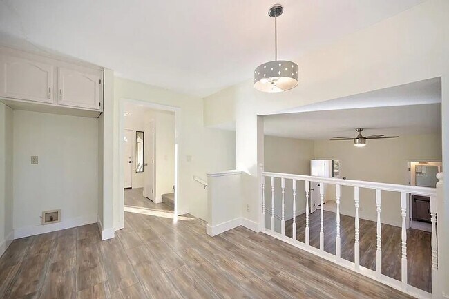 Building Photo - Beautiful 3BR/3BA Home on 1 Acre in Gated ...