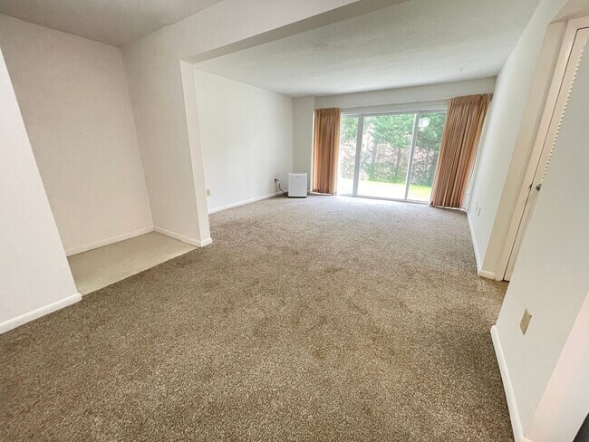 Building Photo - Perfectly located, quiet apartment complex just south of UNC, for graduate / med students - Inclu...