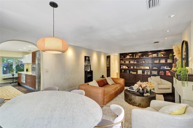 Building Photo - 669 NE 60th St