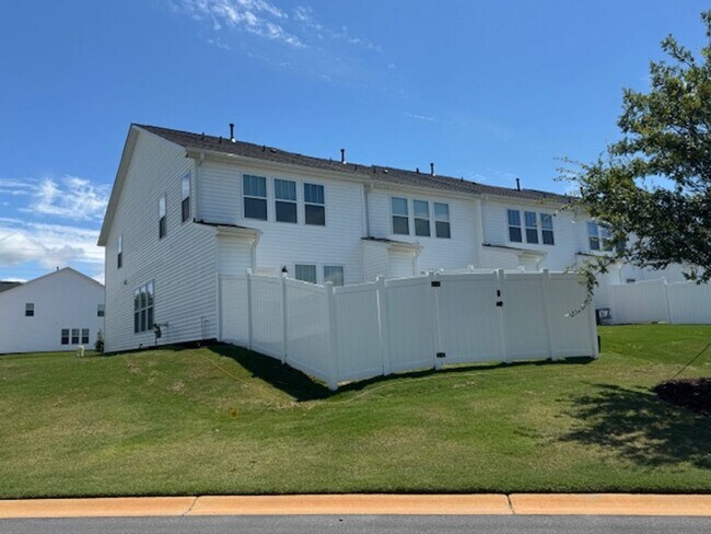 Building Photo - Move In Ready - 3 Bedrooms, 2.5 Baths. Hic...