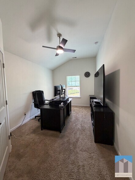 Building Photo - 838 Pine Ln