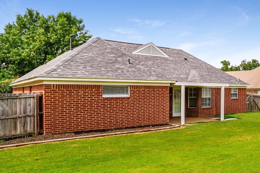 Building Photo - 5746 Oakley St