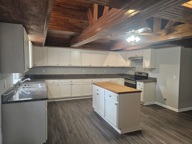 Building Photo - 1305 St Lawrence River Rd