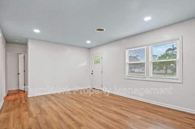 Building Photo - 3042 Terry Dr