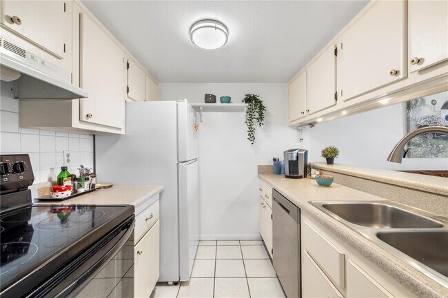 Building Photo - 2525 W Bay Dr