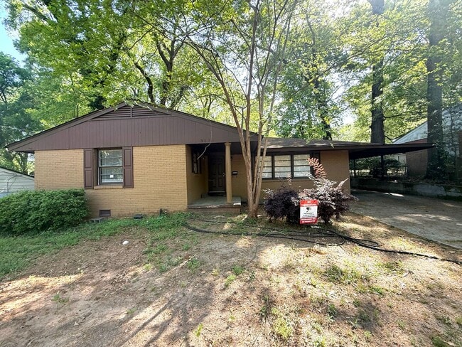 Building Photo - ** 4 Bed 2 Bath located in Forest Hills ** Call 334-366-9198 to schedule a self-tour