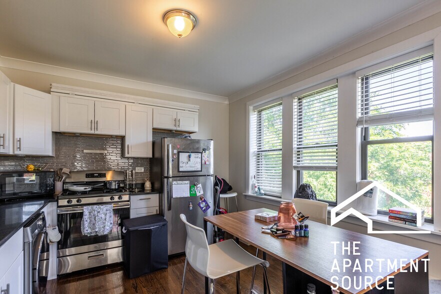 Building Photo - 839 W Cornelia Ave