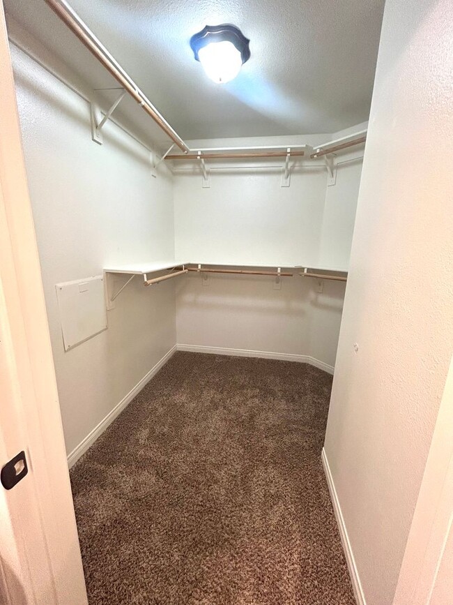 Building Photo - 4 Bedroom / 2 Bathroom efficient home