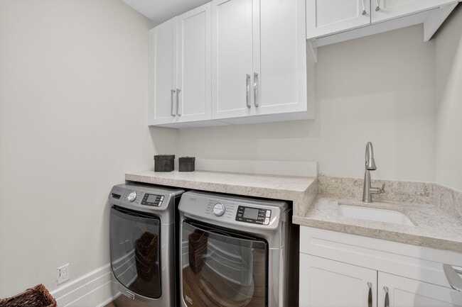 Building Photo - 400 Mola Ave