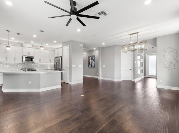 Building Photo - "Estancia 3-Bed Sanctuary with Granite Finishes and Scenic Views in Wesley Chapel"