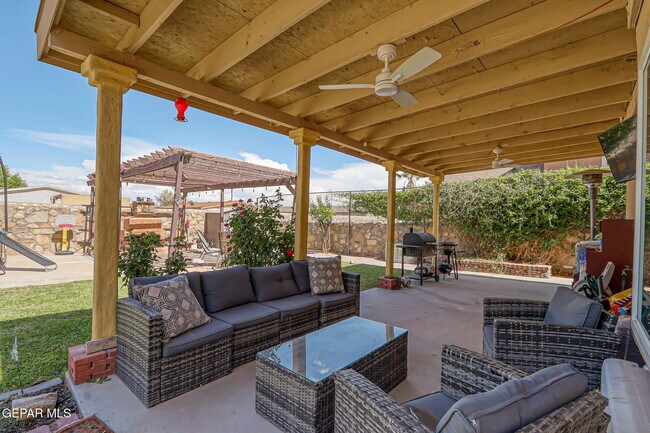 Building Photo - 3712 La Cuesta Dr