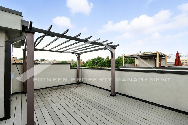 Building Photo - Modern Townhouse with Central AC and Rooft...