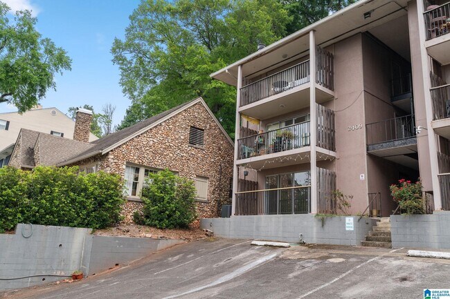 Building Photo - 2409 Arlington Crescent