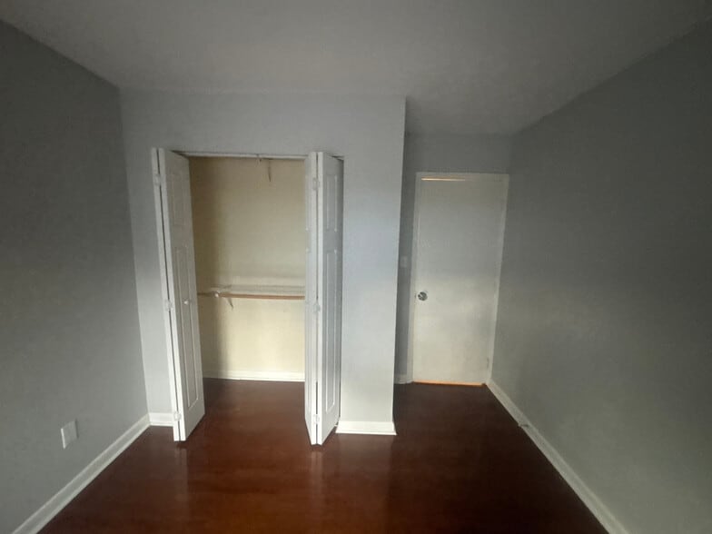 Building Photo - Room in Townhome on Sandy Creek Dr