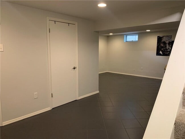 Building Photo - 9695 N Pond Cir