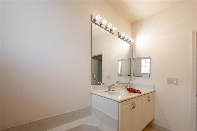 Building Photo - Gated Community in Vero Beach