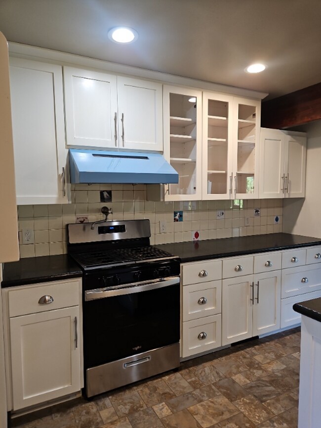 Building Photo - Move in Credit of $1,200! Spacious Two Sto...
