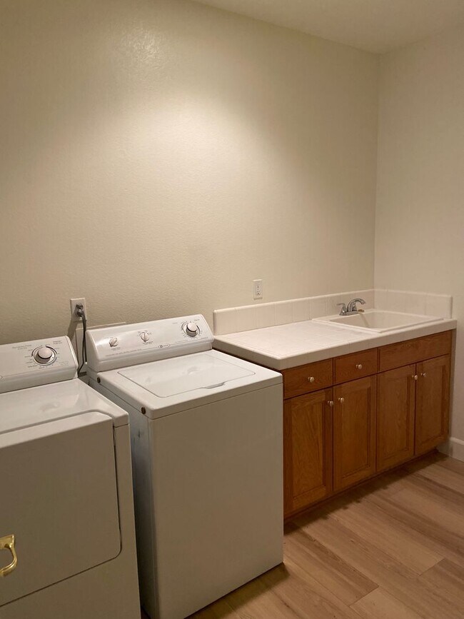 Building Photo - Folsom Parkway - 4 Bdrm, 3 bath