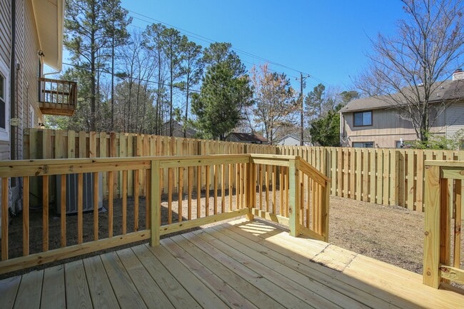 Building Photo - Updated Townhome w/GARAGE in BRANCHWOOD!