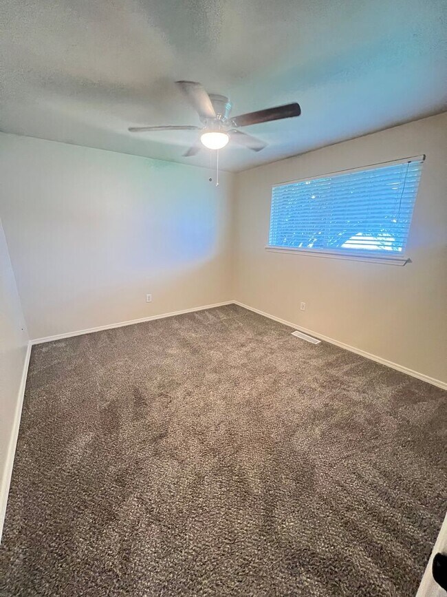 Building Photo - 3 Bedroom home in desirable neighborhood!