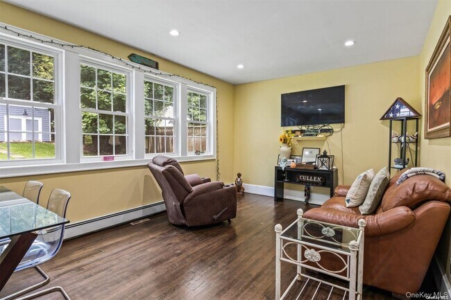 Building Photo - 245 Main St