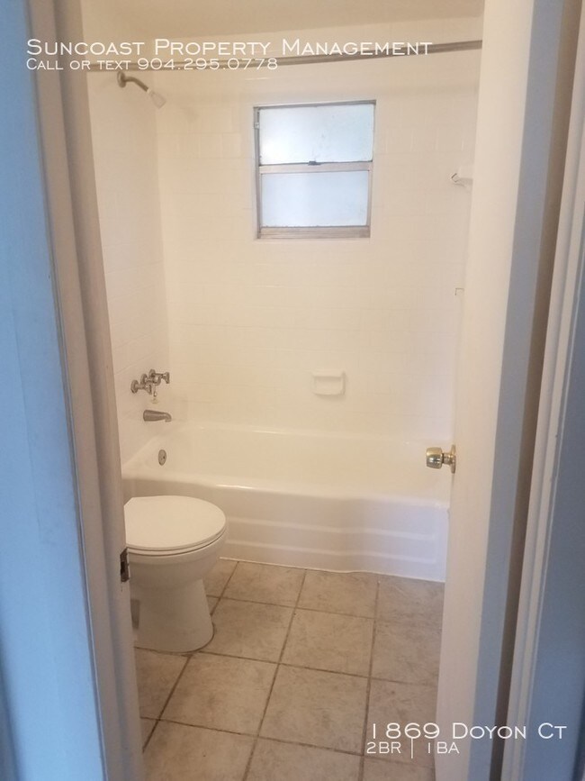 Building Photo - 2 bedroom, 1 Bath Duplex!