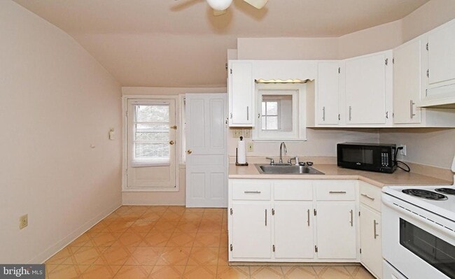 Building Photo - 254 Morris St