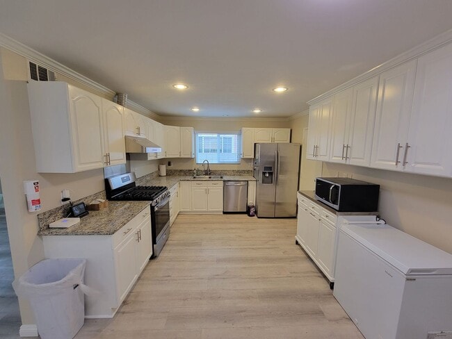 Building Photo - Rare 4 Bed, 2 Bath House
