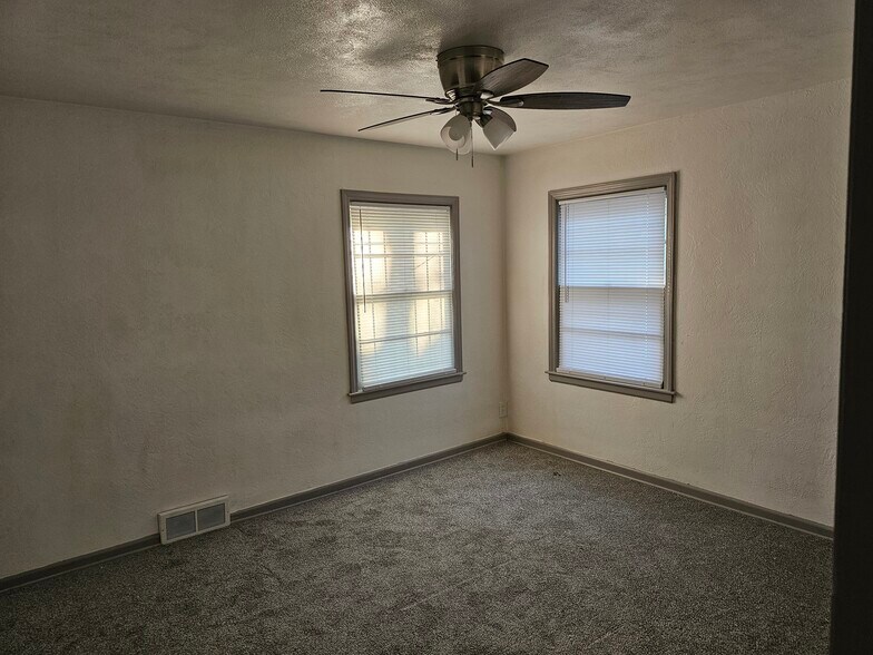 Building Photo - 5240 Highland Ave